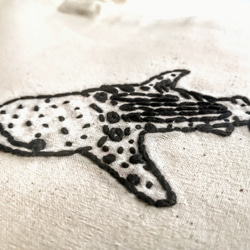 手刺繍のかわいいジンベイザメ　ショルダーバッグ　トートバッグ　2way　生成り　コットン　大きいマチ 2枚目の画像