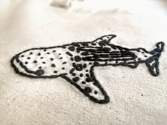 手刺繍のかわいいジンベイザメ　ショルダーバッグ　トートバッグ　2way　生成り　コットン　大きいマチ 2枚目の画像