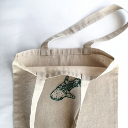 シンプルな手刺繍の緑のジンベイザメ　トートバッグ　ショルダーバッグ　ベージュ　マチなし　A4サイズ収納可能　Ⅿサイズ 3枚目の画像
