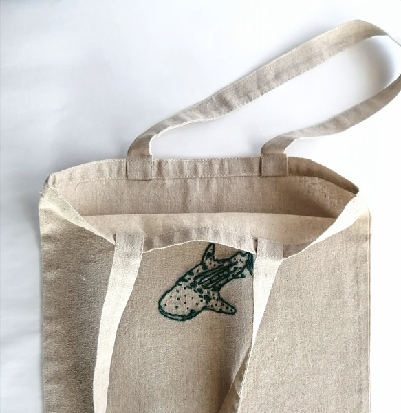 シンプルな手刺繍の緑のジンベイザメ　トートバッグ　ショルダーバッグ　ベージュ　マチなし　A4サイズ収納可能　Ⅿサイズ 3枚目の画像