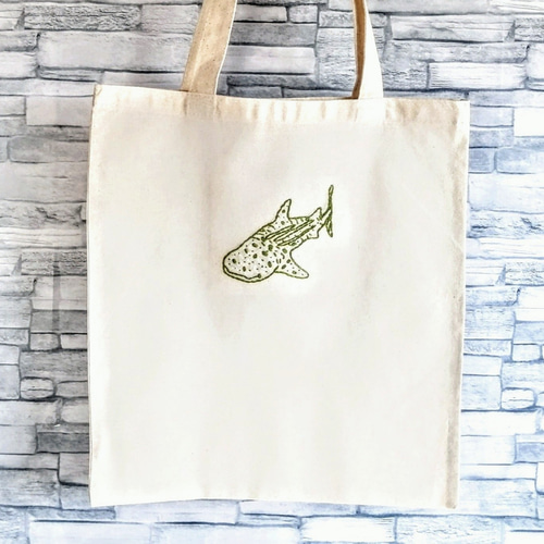 ジンベイザメの刺繍 トートバッグ 生成り コットン A4サイズ収納