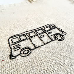 【シンプルな手刺繍】黒いバス　トートバッグ　ショルダーバッグ　2way　ベージュ　Ⅿサイズ　A4サイズ収納可能 3枚目の画像