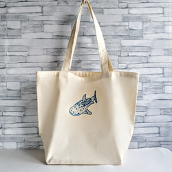 刺繍トートバッグ　ハンドメイド刺繍　大きめサイズ ジンベイザメの刺繍 トートバッグ 生成り 綿 A4サイズ収納可