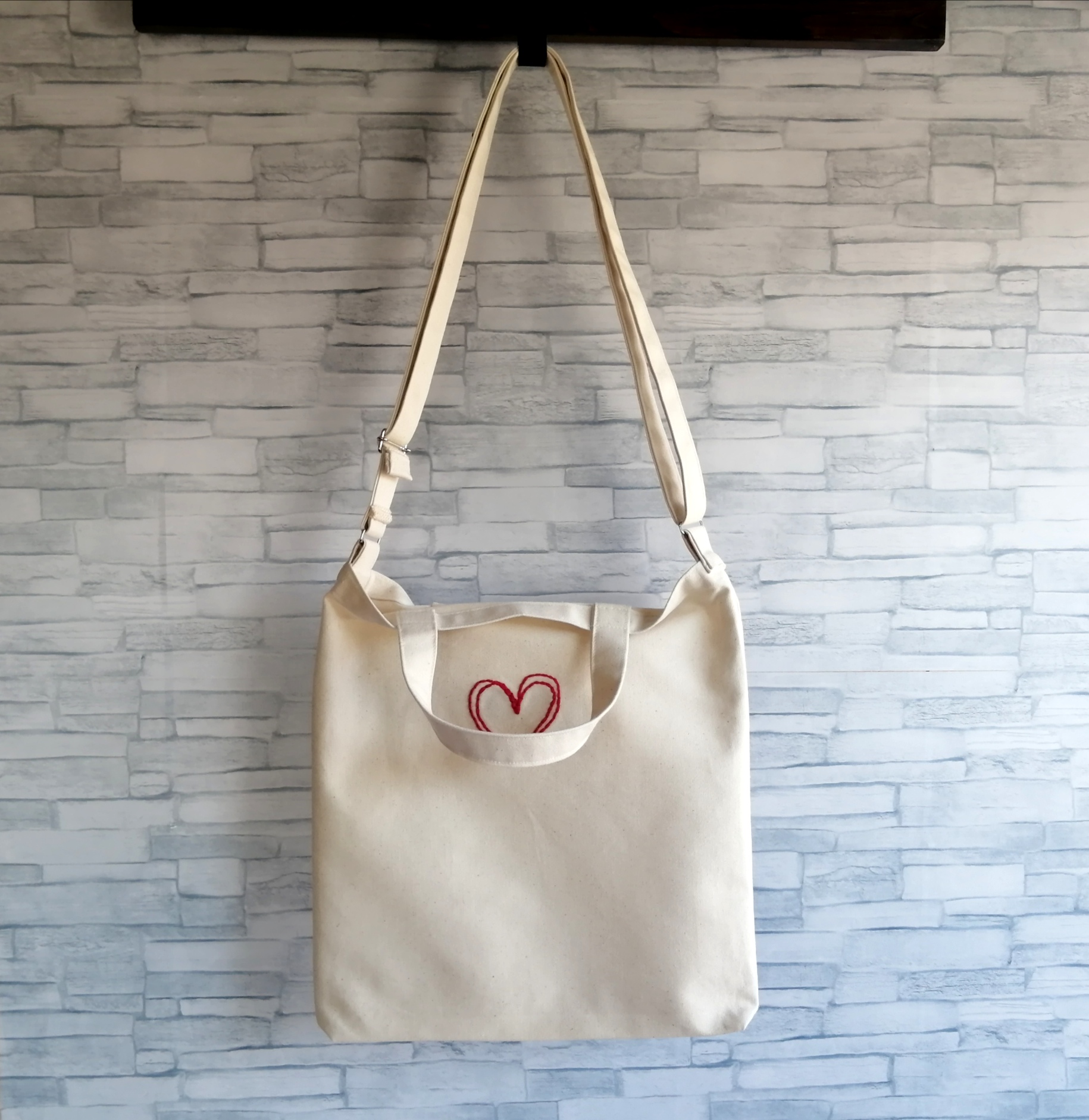 赤いハート 手縫いの刺繍 2way トートバッグ ショルダーバッグ 斜め 