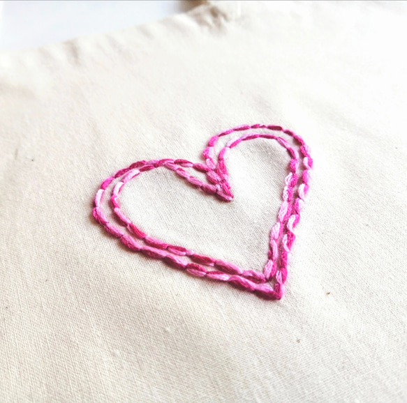 【シンプルな手縫いの刺繍】2種類のピンクのハート　トートバッグ　ショルダーバッグ　2way　生成り　A4サイズ収納可能　 2枚目の画像