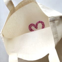【シンプルな手縫いの刺繍】2種類のピンクのハート　トートバッグ　ショルダーバッグ　2way　生成り　A4サイズ収納可能　 5枚目の画像