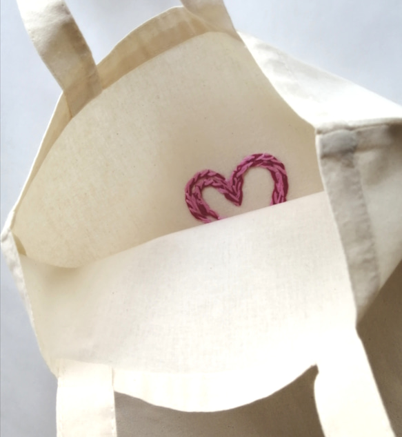 【シンプルな手縫いの刺繍】2種類のピンクのハート　トートバッグ　ショルダーバッグ　2way　生成り　A4サイズ収納可能　 5枚目の画像