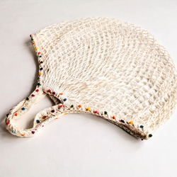 ポンポン毛糸の手編みの飾り　生成りのネットバッグ　マルシェバッグ　メッシュバッグ　エコバッグ　コンパクト 2枚目の画像