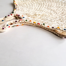 ポンポン毛糸の手編みの飾り　生成りのネットバッグ　マルシェバッグ　メッシュバッグ　エコバッグ　コンパクト 7枚目の画像