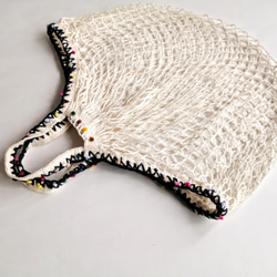 ポンポン毛糸の手編みの飾り　生成りのネットバッグ　マルシェバッグ　メッシュバッグ　エコバッグ　コンパクト 8枚目の画像