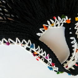 ポンポン毛糸の手編みの飾り　生成りのネットバッグ　マルシェバッグ　メッシュバッグ　エコバッグ　コンパクト 9枚目の画像
