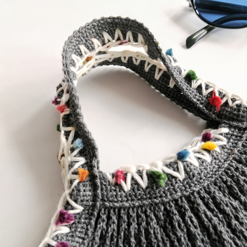 ポンポン毛糸の手編みの飾り グレーのネットバッグ マルシェバッグ  