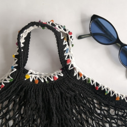 ポンポン毛糸の手編みの飾り　グレーのネットバッグ　マルシェバッグ　メッシュバッグ　エコバッグ　コンパクト 10枚目の画像