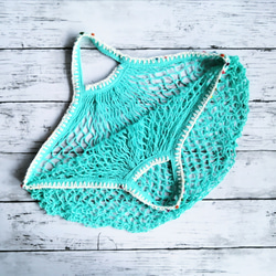 手編みのポンポン毛糸で飾ったネットバッグ　ターコイズブルー　メッシュバッグ　マルシェバッグ　エコバッグ　コンパクト 5枚目の画像