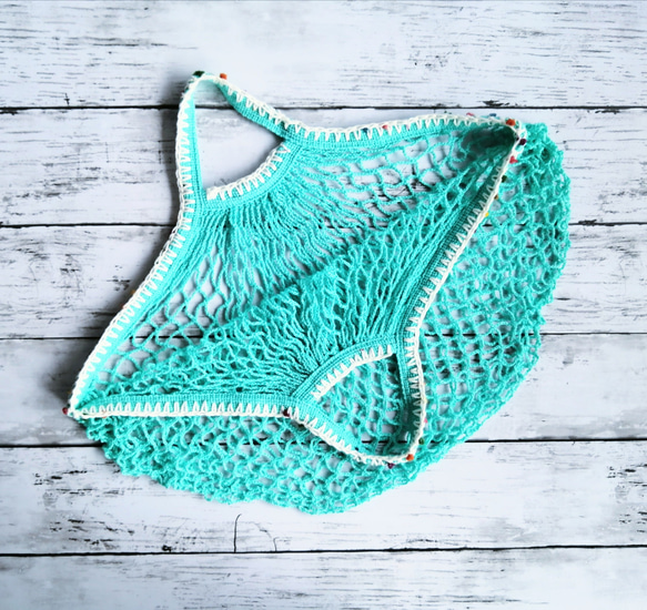 手編みのポンポン毛糸で飾ったネットバッグ　ターコイズブルー　メッシュバッグ　マルシェバッグ　エコバッグ　コンパクト 5枚目の画像