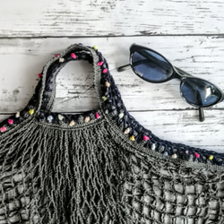 ネットバッグ　グレー　ポンポン毛糸の手編みの飾り　マルシェバッグ　メッシュバッグ　エコバッグ 1枚目の画像