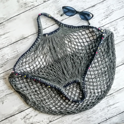 ネットバッグ　グレー　ポンポン毛糸の手編みの飾り　マルシェバッグ　メッシュバッグ　エコバッグ 4枚目の画像
