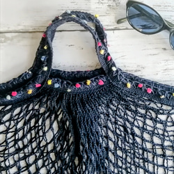 ネットバッグ　ネイビー　ポンポン毛糸の手編みの飾り　マルシェバッグ　エコバッグ 1枚目の画像
