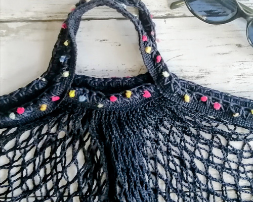 ネイビー ポンポン付き編みバッグ ネットバッグ ネイビー ポンポン毛糸の手編みの飾り マルシェバッグ