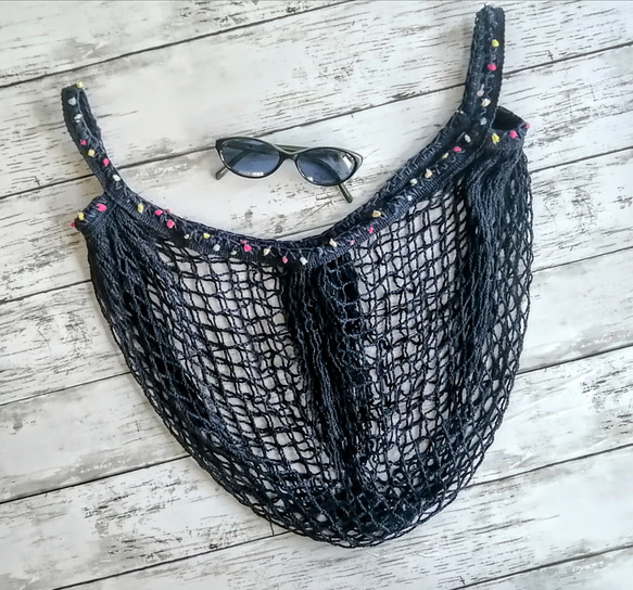 ネットバッグ　ネイビー　ポンポン毛糸の手編みの飾り　マルシェバッグ　エコバッグ 4枚目の画像