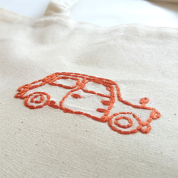 【シンプルな手縫いの刺繍】オレンジの車　ショルダーバッグ　トートバッグ　2way　生成り　コットン　大きいマチ　 2枚目の画像
