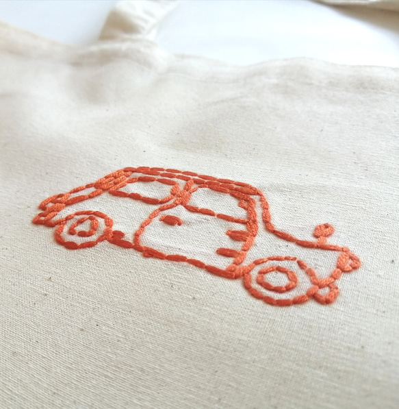 【シンプルな手縫いの刺繍】オレンジの車　ショルダーバッグ　トートバッグ　2way　生成り　コットン　大きいマチ　 2枚目の画像