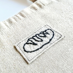 【シンプルな手縫いの刺繍】黒いパンのワッペン　トートバッグ　ショルダーバッグ　2way　ベージュ　マチなし　Ⅿサイズ　 2枚目の画像