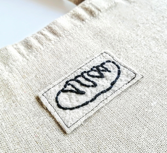 【シンプルな手縫いの刺繍】黒いパンのワッペン　トートバッグ　ショルダーバッグ　2way　ベージュ　マチなし　Ⅿサイズ　 2枚目の画像