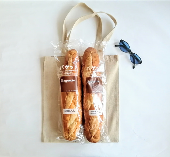 【シンプルな手縫いの刺繍】黒いパンのワッペン　トートバッグ　ショルダーバッグ　2way　ベージュ　マチなし　Ⅿサイズ　 5枚目の画像