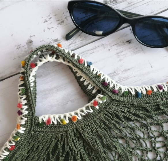 ネットバッグ　ポンポン毛糸の手編みの飾り　オリーブ　エコバッグ　メッシュバッグ　マルシェバッグ　コンパクト 1枚目の画像