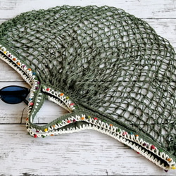 ネットバッグ　ポンポン毛糸の手編みの飾り　オリーブ　エコバッグ　メッシュバッグ　マルシェバッグ　コンパクト 2枚目の画像