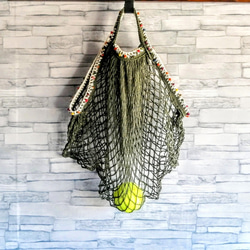 ネットバッグ　ポンポン毛糸の手編みの飾り　オリーブ　エコバッグ　メッシュバッグ　マルシェバッグ　コンパクト 3枚目の画像