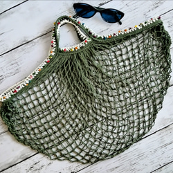 ネットバッグ　ポンポン毛糸の手編みの飾り　オリーブ　エコバッグ　メッシュバッグ　マルシェバッグ　コンパクト 4枚目の画像