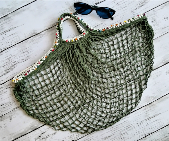 ネットバッグ　ポンポン毛糸の手編みの飾り　オリーブ　エコバッグ　メッシュバッグ　マルシェバッグ　コンパクト 4枚目の画像