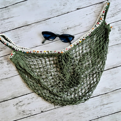 ネットバッグ　ポンポン毛糸の手編みの飾り　オリーブ　エコバッグ　メッシュバッグ　マルシェバッグ　コンパクト 6枚目の画像