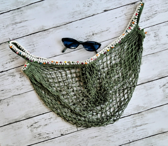 ネットバッグ　ポンポン毛糸の手編みの飾り　オリーブ　エコバッグ　メッシュバッグ　マルシェバッグ　コンパクト 6枚目の画像