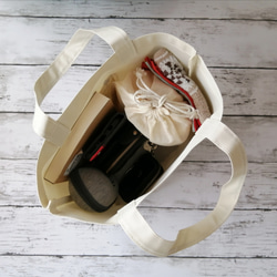 【刺繍】白いハートのワッペン　PVCミニトートバッグ　オフホワイト　撥水防水　手提げ　ランチバッグ　Sサイズ 6枚目の画像