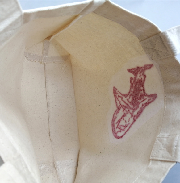 刺繍の赤いジンベイザメ　キャンバスミニトートバッグ　生成り　コットン　手提げ　ランチバッグ　Sサイズ 7枚目の画像