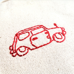 【シンプルな刺繍】赤い車　ミニトートバッグ　帆布　生成り　コットン　手提げ　ランチバッグ　Sサイズ 2枚目の画像