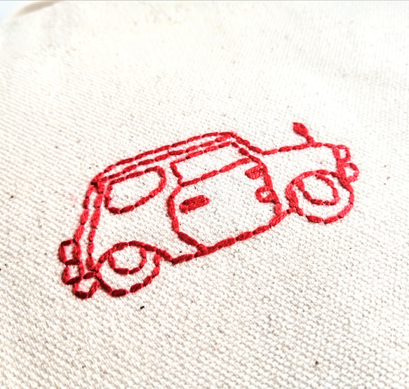 【シンプルな刺繍】赤い車　ミニトートバッグ　帆布　生成り　コットン　手提げ　ランチバッグ　Sサイズ 2枚目の画像