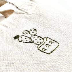 渋い緑色のサボテンの刺繍　キャンバスミニトートバッグ　コットン　生成り　 3枚目の画像