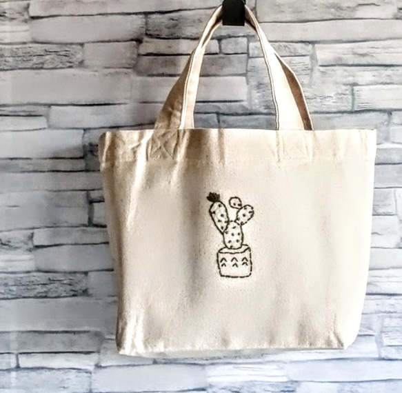 渋い緑色のサボテンの刺繍　キャンバスミニトートバッグ　コットン　生成り　 1枚目の画像