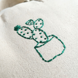 【手刺繍】帆布のミニトートバッグ　明るい緑色のサボテン　コットン　生成り　手提げ　Sサイズ 2枚目の画像