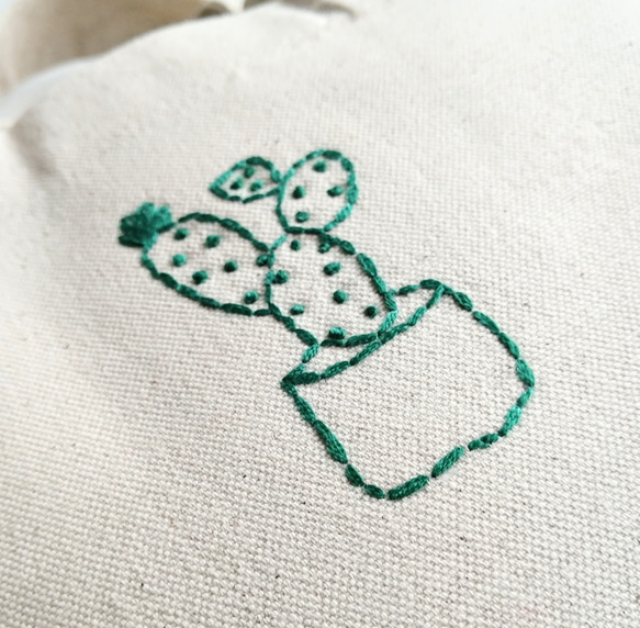 【手刺繍】帆布のミニトートバッグ　明るい緑色のサボテン　コットン　生成り　手提げ　Sサイズ 2枚目の画像