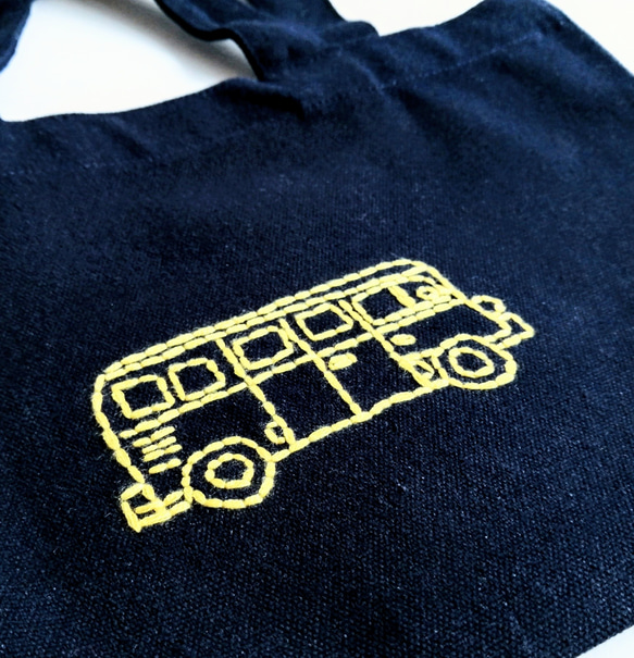 黄色いバスの刺繡　ミニトートバッグ　ネイビー　帆布　コットン　手提げ　ランチバッグ　Sサイズ　 2枚目の画像