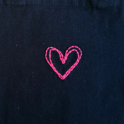 かわいい手刺繡のピンクのハート　ミニトートバッグ　ネイビー　Sサイズ　帆布　コットン　ランチバッグ　 4枚目の画像