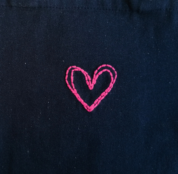 かわいい手刺繡のピンクのハート　ミニトートバッグ　ネイビー　Sサイズ　帆布　コットン　ランチバッグ　 4枚目の画像