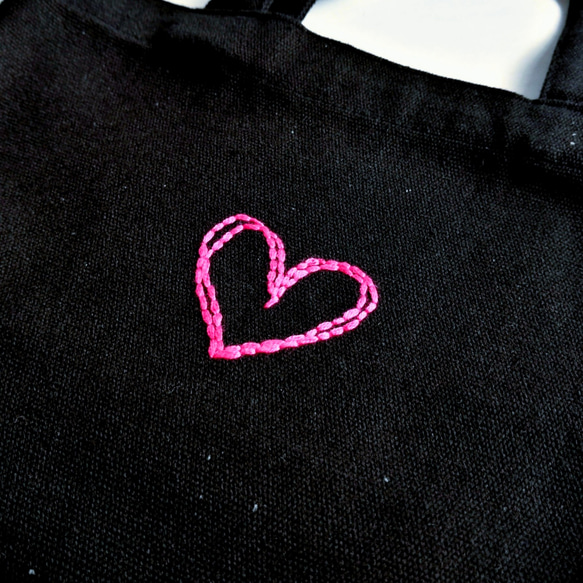 【シンプルな手刺繍】ピンクのハート　ミニトートバッグ　黒　帆布　コットン　手提げ　ランチバッグ　Sサイズ 3枚目の画像