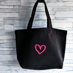 【シンプルな手刺繍】ピンクのハート　ミニトートバッグ　黒　帆布　コットン　手提げ　ランチバッグ　Sサイズ 6枚目の画像
