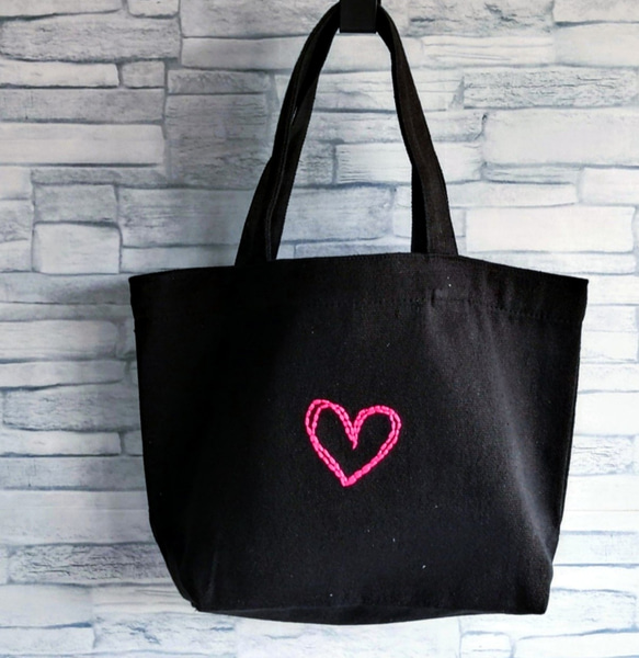 【シンプルな手刺繍】ピンクのハート　ミニトートバッグ　黒　帆布　コットン　手提げ　ランチバッグ　Sサイズ 6枚目の画像